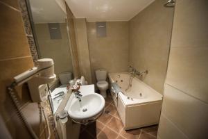 Koupelna v ubytování Hotel Olympos