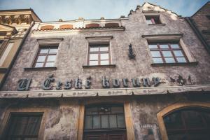 Un edificio con un cartel en el frente. en Hotel u České koruny, en Hradec Králové