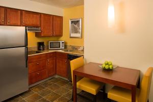 Kuchyň nebo kuchyňský kout v ubytování Residence Inn Dallas Addison/Quorum Drive