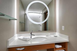 Bilik mandi di SpringHill Suites by Marriott Provo