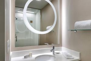 Bilik mandi di SpringHill Suites by Marriott Provo