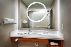 Bilik mandi di SpringHill Suites by Marriott Provo