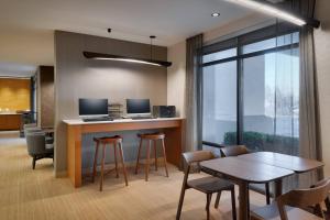 Ruang duduk di SpringHill Suites by Marriott Provo