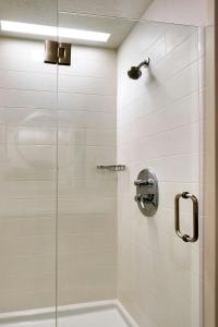 Bilik mandi di SpringHill Suites by Marriott Provo