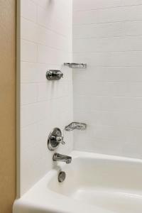 Bilik mandi di SpringHill Suites by Marriott Provo