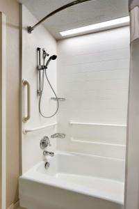 Bilik mandi di SpringHill Suites by Marriott Provo
