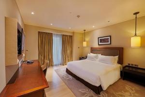 ITC Grand Chola, a Luxury Collection Hotel, Chennai的电视和/或娱乐中心