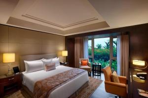 ITC Grand Chola, a Luxury Collection Hotel, Chennai客房内的一张或多张床位