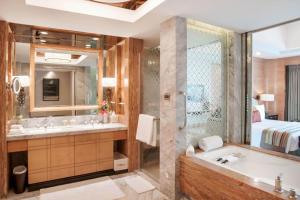 ITC Grand Chola, a Luxury Collection Hotel, Chennai的一间浴室