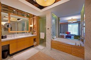 钦奈ITC Grand Chola, a Luxury Collection Hotel, Chennai的带浴缸、水槽和淋浴的浴室