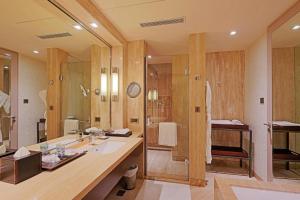 ITC Grand Chola, a Luxury Collection Hotel, Chennai的一间浴室