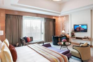 ITC Grand Chola, a Luxury Collection Hotel, Chennai的电视和/或娱乐中心