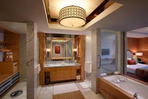 ITC Grand Chola, a Luxury Collection Hotel, Chennai客房内的一张或多张床位