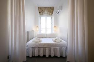 A bed or beds in a room at Cassari UpArtments
