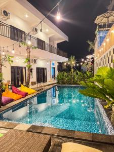 乌鲁瓦图Ceria House Ungasan Uluwatu的大楼内的一个蓝色海水游泳池
