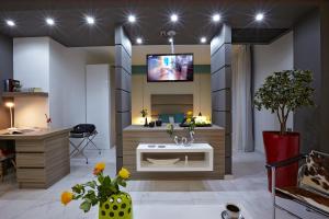 尼亚·蒙达尼亚索克拉提斯酒店的墙上有电视的客厅