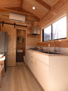 Η κουζίνα ή μικρή κουζίνα στο Ikigai Tiny Home's +13 φωτογραφίες