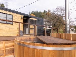 Το κτήριο όπου στεγάζεται  το κάμπινγκ