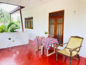 Un comedor con una mesa y dos sillas. en Gayathri Guest Mirissa, en Mirissa 34 fotos más