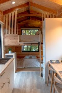 Ένα ή περισσότερα κρεβάτια σε δωμάτιο στο Ikigai Tiny Home's