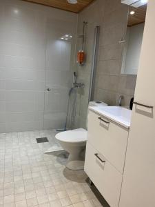 Koupelna v ubytování Marinan Portin Svingi A23 lemmikit sallittu