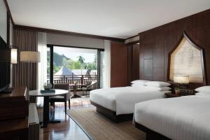 Ein Bett oder Betten in einem Zimmer der Unterkunft Phuket Marriott Resort and Spa, Nai Yang Beach