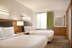 Postel nebo postele na pokoji v ubytování SpringHill Suites Ewing Township Princeton South