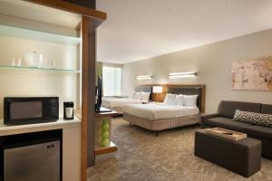 Postel nebo postele na pokoji v ubytování SpringHill Suites Ewing Township Princeton South