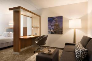 Postel nebo postele na pokoji v ubytování SpringHill Suites Ewing Township Princeton South