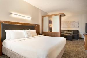 Postel nebo postele na pokoji v ubytování SpringHill Suites Ewing Township Princeton South