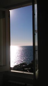a window with a view of the ocean at Al Piccolo Scoglio - Room & Breakfast in Camogli