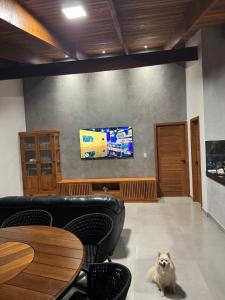 Μια τηλεόραση ή/και κέντρο ψυχαγωγίας στο Moeda Bier loft - Pet friendly com banheira e vista da Serra da Moeda +30 φωτογραφίες