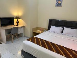 Postel nebo postele na pokoji v ubytování Ndalem Tirta Yogyakarta + 9 fotografií