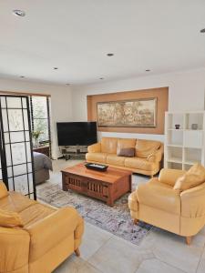 TV a/nebo společenská místnost v ubytování Guest Suite 800m to Beach