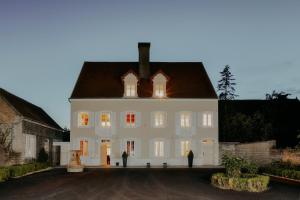 a large white house with its lights on at Gîte de charme - 4 étoiles - 20 min de Beaune - Maison Saunières in Saunières