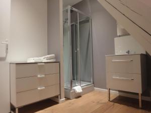 Gallery image of La Villa du 15 - Chambres ind&eacute;pendantes & autonomes du restaurant La Maison - clim et piscine chauff&eacute;e - Lit King Size in Les Eyzies-de-Tayac