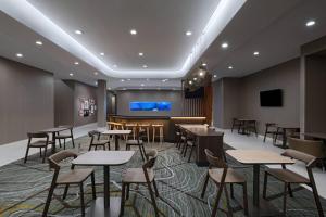 TV a/nebo společenská místnost v ubytování SpringHill Suites Waco