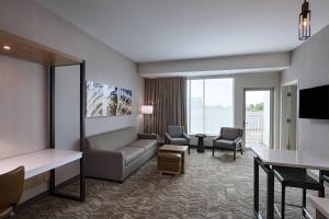 TV a/nebo společenská místnost v ubytování SpringHill Suites Waco