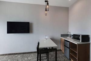Kuchyň nebo kuchyňský kout v ubytování SpringHill Suites Waco