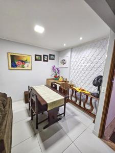 a living room with a table and a window at apto frente praia pé na areia 2dorm wifi elevador Smart tv praia grande aviação - leia fotos in Praia Grande