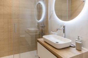 ein Badezimmer mit Waschbecken und Dusche in der Unterkunft Espacioso apartamento a 9 min playa in Gijón + 58 Fotos