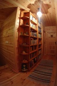 a library with book shelves in a wooden house at Agroturystyka Żabi Raj in Pokrzywnica