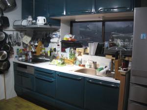 a kitchen with blue cabinets and a sink and a counter at Premium Guest House Alaskan Dream in Akiota