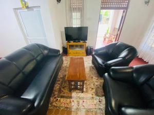 O zonă de relaxare la Airport Rest Family cottage