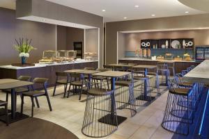 Restaurace v ubytování SpringHill Suites by Marriott Toronto Vaughan