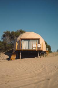 a dome tent in the middle of the desert at Domos Park in Mar de las Pampas