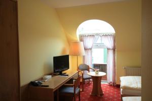 TV a/nebo společenská místnost v ubytování Hotel Bürgerhof