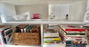 Η βιβλιοθήκη του διαμερίσματος