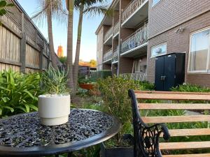 Κήπος έξω από το Little Vella