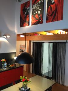 ein Esszimmer mit einem Tisch und einer schwarzen Lampe in der Unterkunft kleine 5 - feines Wohnen auf Zeit in Karlsruhe
